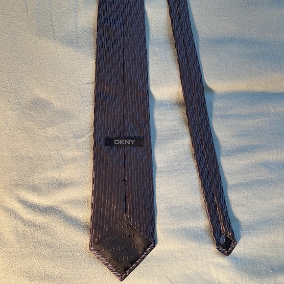 This tie is grey - Picture 2 of 4